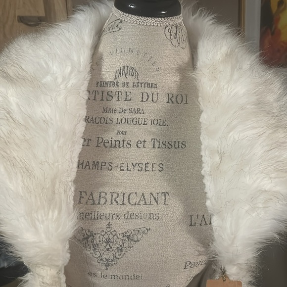 White Vegan Faux Fur Celsius Vest - Small NWT - Picture 2 of 11